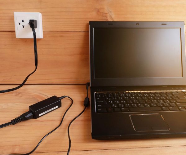Pode deixar o Notebook Na Tomada?